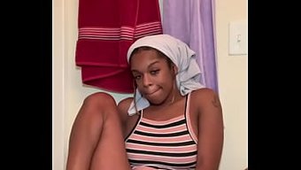 Ebony Fahişe Kendini Bir Dildo Ile Tatmin Ediyor