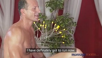 Kızıl Saçlı Bebek, Uzun Bacaklarıyla Masaj Sırasında Yoğun Bir G Noktası Orgazmı Yaşıyor