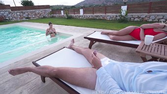 Sarışın Genç Kız, Erkek Arkadaşıyla Açık Havada Mastürbasyon Yaparken Yakalandı