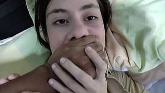 Avrupalı Üvey Kız Kardeşin Doğal Göğüsleri, Uykuda Sert Tedavi Alıyor