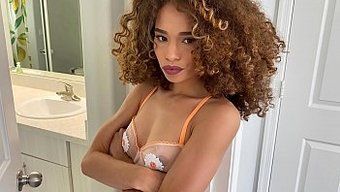 Üvey Kız Kardeş, Üvey Erkek Kardeşine Güzelliğini Gösteriyor