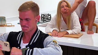 Californiaababe'Nin Sadakatsizliği Sıcak Oral Ve Parmaklama Seansında Yakalandı