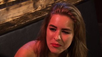 Iki 18+ Öğrenci Arasında Çubuklarla Lezbiyen Seks