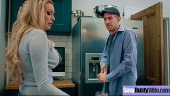 Ateşli Göğüslü Milf Amber Jayne, Kameranın Önünde Deli Gibi Seksin Tadını Çıkarıyor.