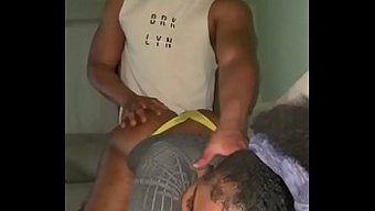 Ebony Güzeli Yüzüne Sikişiyor Ve Boğuluyor