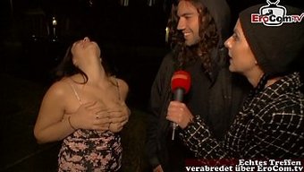 Göğüslü Genç, Sokakta Rastgele Bir Adamı Halka Açık Eğlence Için Alır