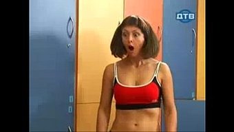 Büyük Yaraklı Adam Bayanlar Tuvaletine Bakıyor (Gerçekten Komik)