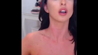 Webcam Kızı Her Şeyi Açığa Çıkarıyor