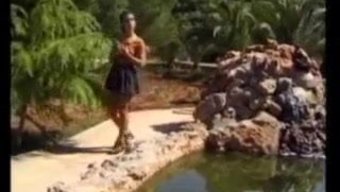 Maren Beautte, Genç Ve Çekici Bir Kadınla Yaşlı Üç Erkeğin Dikkatini Çeker.