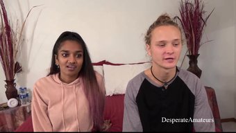 Yatak Odası Sahnesinde Doğal Büyük Göğüslü Ve Kıvrımlı Vücutlu Ateşli Kadınlar.