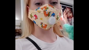 Sokakta Teşhirci Am Gösterisi, Her Şeyi Göstermeye Cesaret Ediyor.