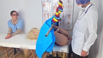 Üvey Anne, Kızını Ilk Kez Bir Jinekoloğa Götürüyor; Bu Yasak Bir Ziyaret.