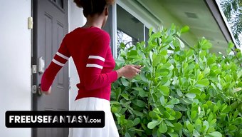 Doğal Büyük Göğüslü Amerikalı Genç, Sıkıcı Sınıf Arkadaşının Fantezisini Gerçekleştiriyor