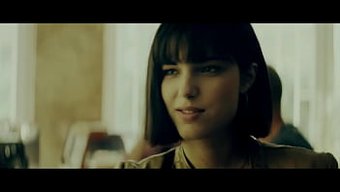 Binicilik Yaparken Kalçalarını Sergileyen Ünlülerin Derlemesi