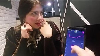 Ohmibod'Un Uzaktan Kumandalı Oyuncakları Bir Restoran Buluşmasına Zevk Veriyor