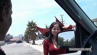 Iyi Donanımlı Bir Kadın Olan Evie Delatosso, Oral Seks Ve Etnik Ilişkiye Girer Ve Sert Bir Karşılaşmaya Yol Açar.