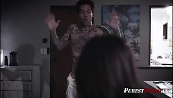 Asyalı Genç Kendra Spade'In Sert Parmaklama Ve Sert Eylemle Ilk Anal Deneyimi