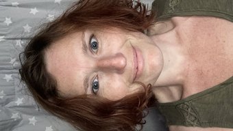 Olgun Ingiliz Kadının Kabarık Meme Uçları Ve Tüylü Amcığı Yakın Çekimi