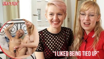 Iki Çarpıcı Sarışın Lezbiyen Zevki Ve Mizahı Yaşıyorlar