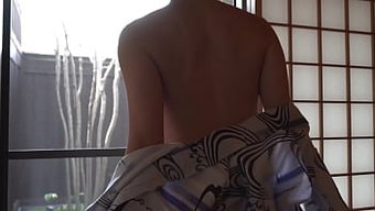 Baştan Çıkarıcı Kadın Sizi Şehvetli Çileklerini Tatmaya Davet Ediyor