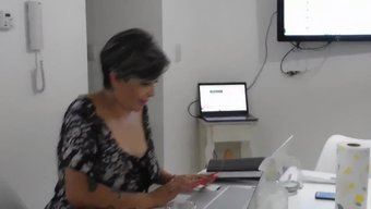 Kız Arkadaşımın Amı Ve Götü Bir Porno Yıldızı Tarafından Iyi Yalanıyor Ve Sikiliyor.