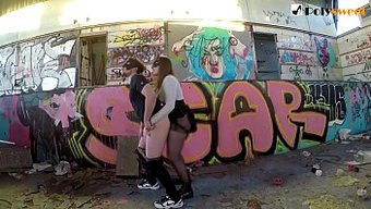 Rus Femdom Strapon Metresi, Açık Havada Halka Açık Bir Ortamda Görev Alıyor