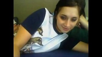 Üniversiteli Kız Kamerada Tek Başına Oyunun Tadını Çıkarıyor