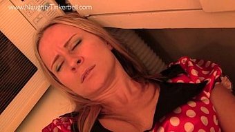 Tüylü Hizmetçi, Idrar Deliği Sokmasından Aşırı Zevk Alıyor