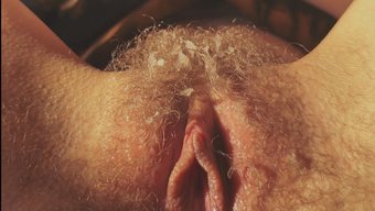 Tombul Genç Kızın Orgazmlı Dildo Deneyimi