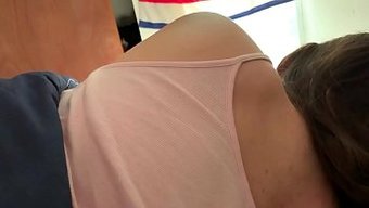 Esmer Üvey Anne Ve Üvey Oğlunun Otelde Samimi Karşılaşması