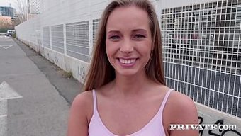 Kandy Saçlı Güzellik Kinuski, Özel Olarak Anal Oyun Ve Derin Boğazdan Zevk Alıyor