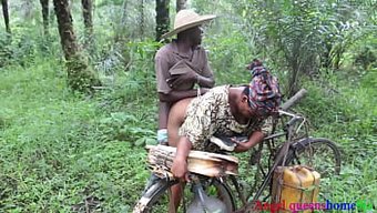 Yoruba Ev Kadını Afrika'Da Palmiye Şarabı Tapper Ile Halka Açık Seks Yapıyor