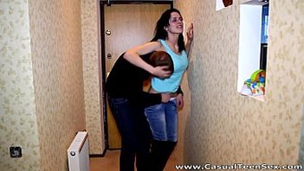 Linda'Nın Istekli Istekliliği Tutkulu Bir Tek Gecelik Ilişkiye Yol Açıyor