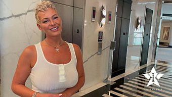 Muhteşem Göğüslü Instagram Modeli, Bir Hayranına Otelde Arkadan Seks Yapmadan Önce Inanılmaz Bir Oral Deneyim Sunuyor