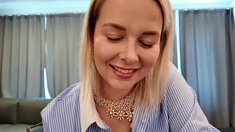 Kıvrımlı Üvey Anne, Üvey Oğlunu Baştan Çıkarıyor Ve Evde Çıplak Kalıyorlar.