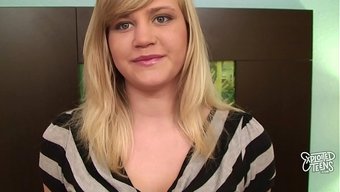 Roxy Lovette Evde Çıplak Dolaşıyor, Kocaman Doğal Memeleri Her Yerde Zıplıyor.