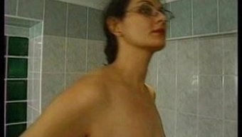 Çalılıklı Olgun Kadın Havuzda Anal Seks Alıyor, Yüzüne Boşalma