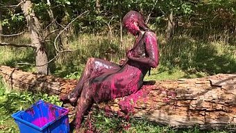 Islak Ve Vahşi: Kız Gizli Nehir Macerasında Çamurlu Ve Silahlı