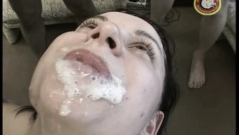 Lollipop Lilly'Nin Doğal Güzelliği Ve Büyük Klitorisi Aksiyonda