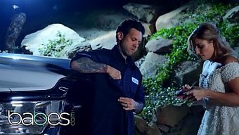 Sarışın Bomba Nikki Peach, Domalarak Araba Tamirinin Tadını Çıkarıyor