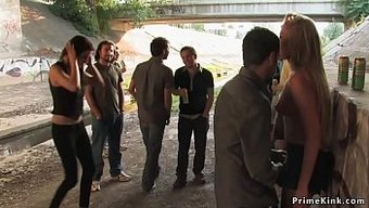 Halka Açık Otobüs Orgisinde Aşağılanan Sarışın Kadın