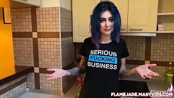 Genç Bir Ev Kadını, Evde Partneriyle Oral Ve Cinsel Aktivitelere Girerek Temizlikten Kaçınır.