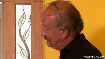 Çek Esmer, Daha Küçük Bir Penise Sahip Yaşlı Bir Adamı Sikiyor Ve Hizmet Ediyor