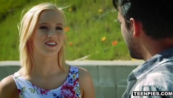 Küçük Memeli Genç, Iyi Bir Oral Seks Ve Oral Seksten Sonra Içe Boşalma Alıyor