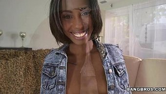 Adriana'Nın Sıcak Solo Şovu: Duygusal Siyah Güzel Kendini Tatmin Ediyor