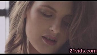 Duygusal Bebek Tek Başına Oyunun Tadını Çıkarıyor