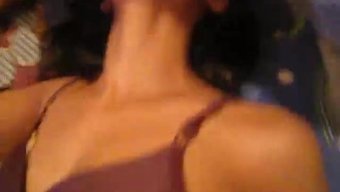 Istekli 18 Yaşındaki Kız, Sıkı Amıyla Her Isteğini Yerine Getiriyor