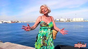 Fransız Büyükanne Eva Delage, Büyük Göğüslerini Ve Seksi Vücudunu Bölüm 1'De Sergiliyor