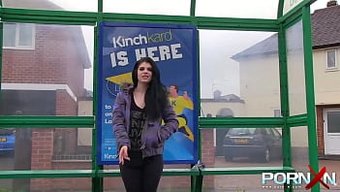 Esmer Güzellik Lucia Love'In Açık Havada Idrar Ve Sikiş Macerası