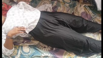 Dar Amcık Ve Büyük Meme Uçları: Desi Milf'In Duygusal Masajı